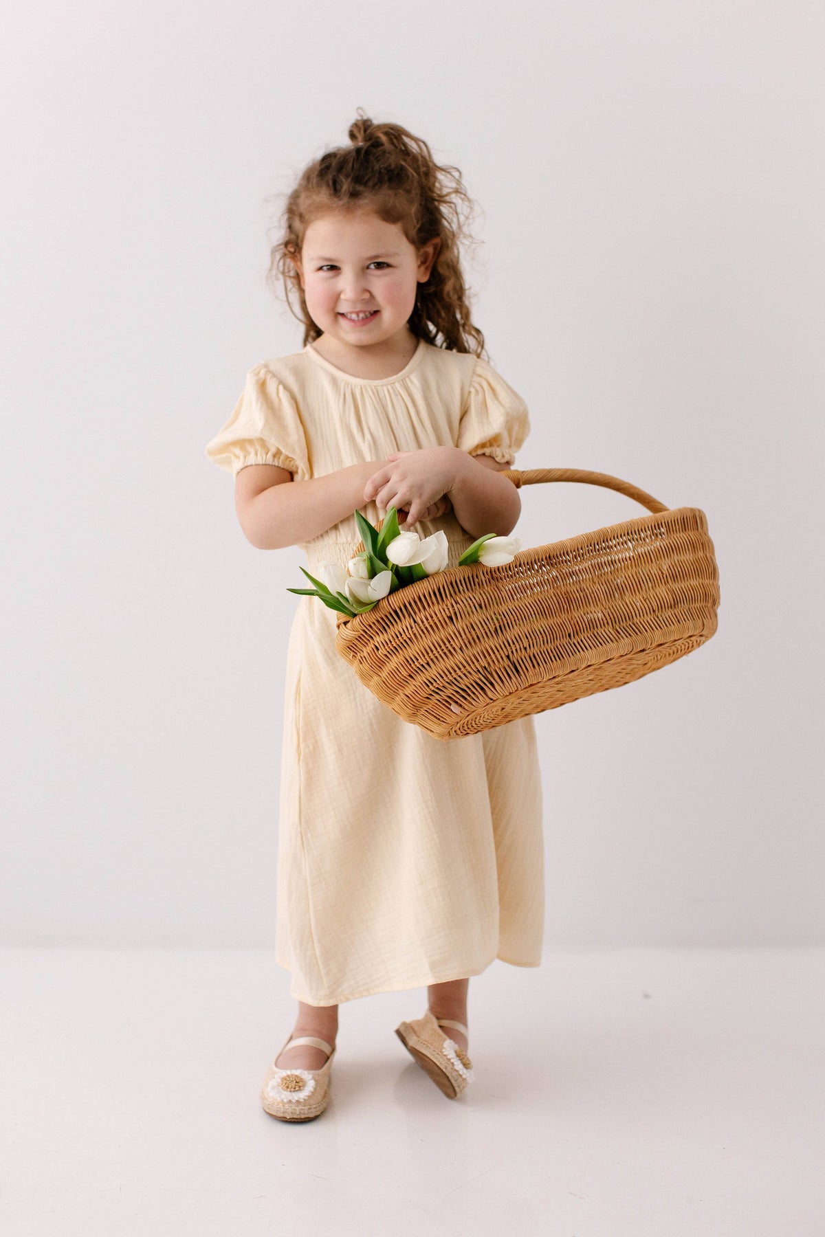 Mädchenkleid aus Baumwollgaze in Creme