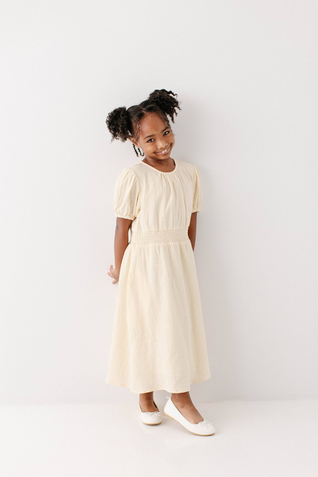 Mädchenkleid aus Baumwollgaze in Creme