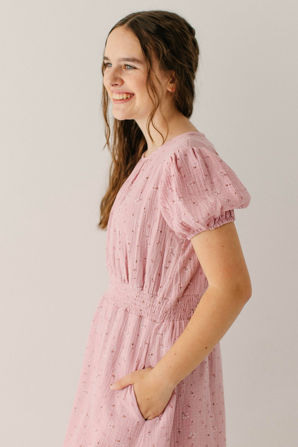 Mädchenkleid aus Musselin mit Blumenmuster