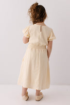 Mädchenkleid aus Baumwollgaze in Creme