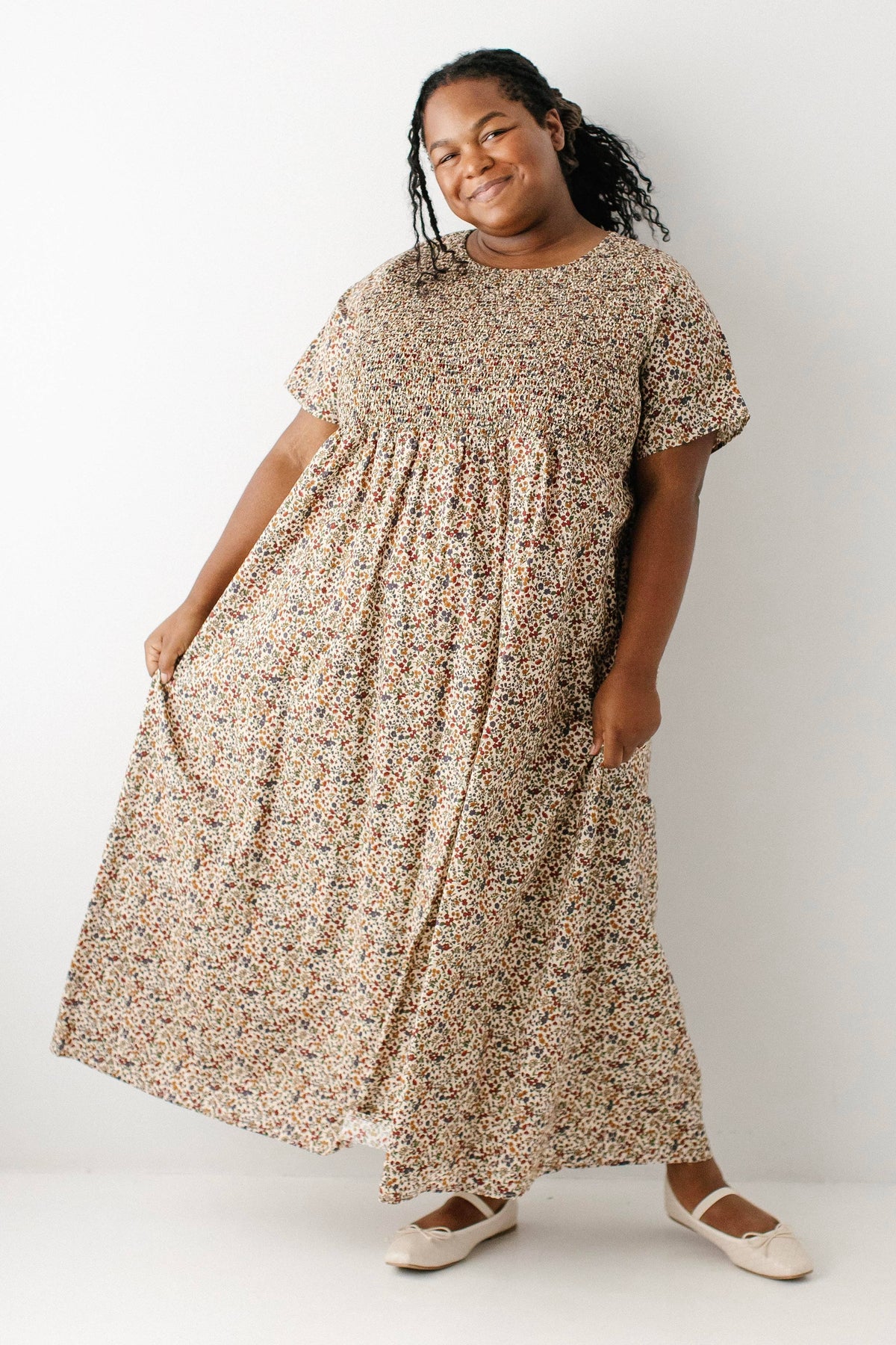 Baumwollkleid mit Smok-Oberteil, Herbstblumen