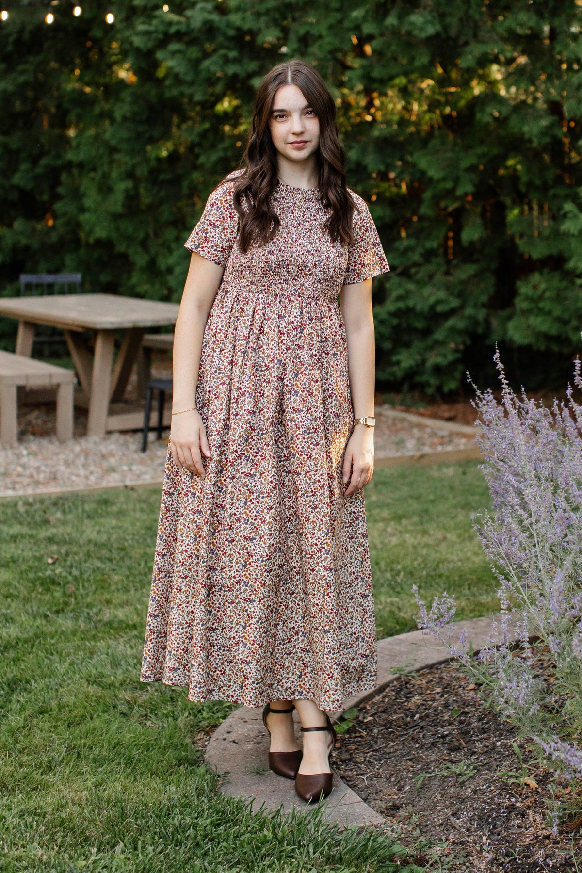 Baumwollkleid mit Smok-Oberteil, Herbstblumen