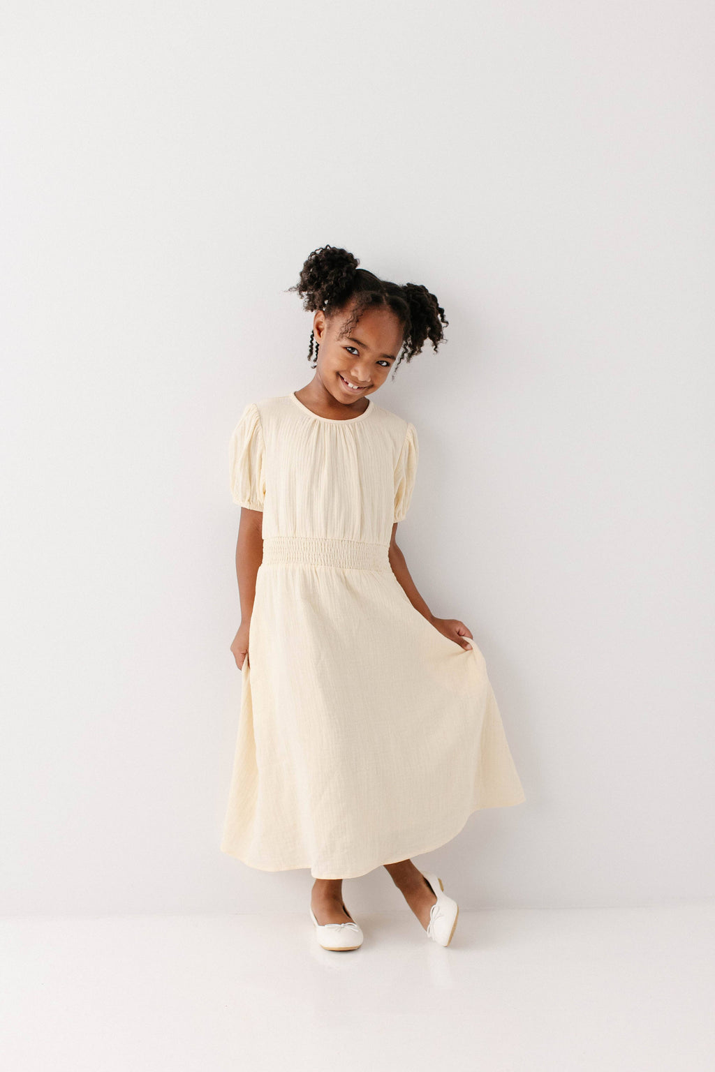 Mädchenkleid aus Baumwollgaze in Creme