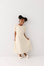 Mädchenkleid aus Baumwollgaze in Creme