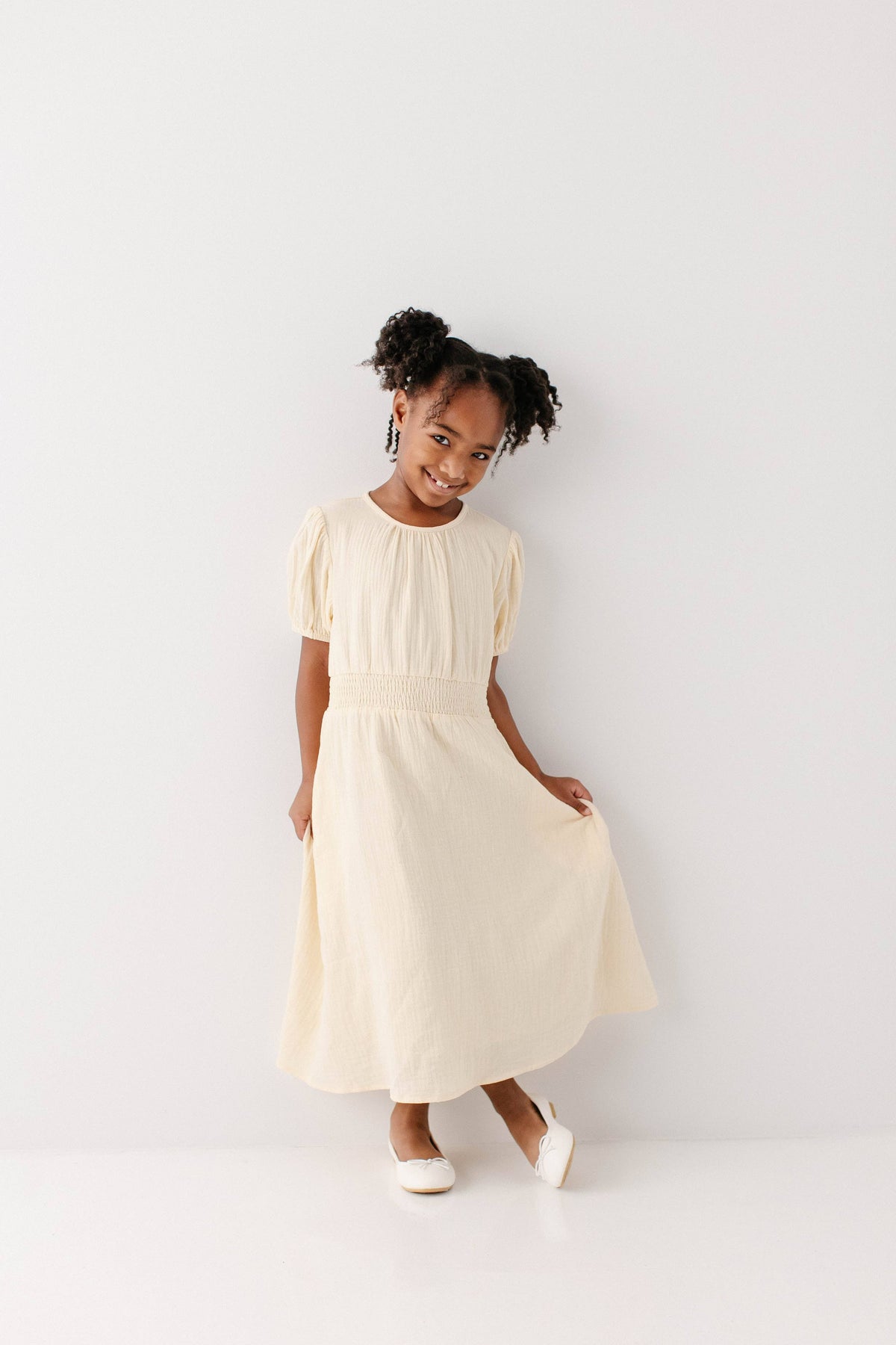 Mädchenkleid aus Baumwollgaze in Creme