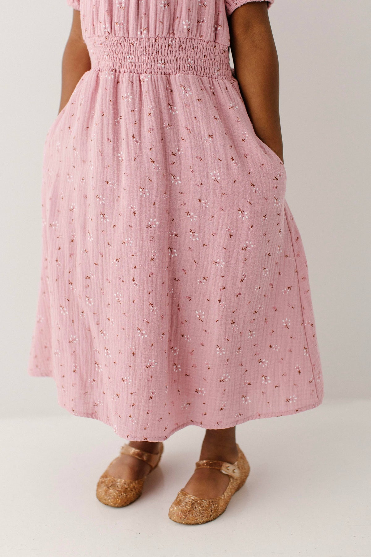 Mädchenkleid aus Musselin mit Blumenmuster