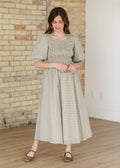 Maxikleid mit Smok-Oberteil, Vichy-Karo Oliv