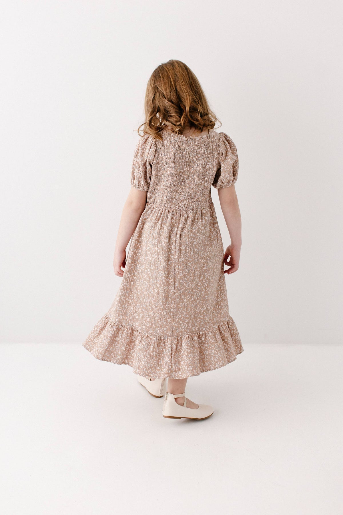 Mädchenkleid mit Smok-Rücken und Blumenmuster