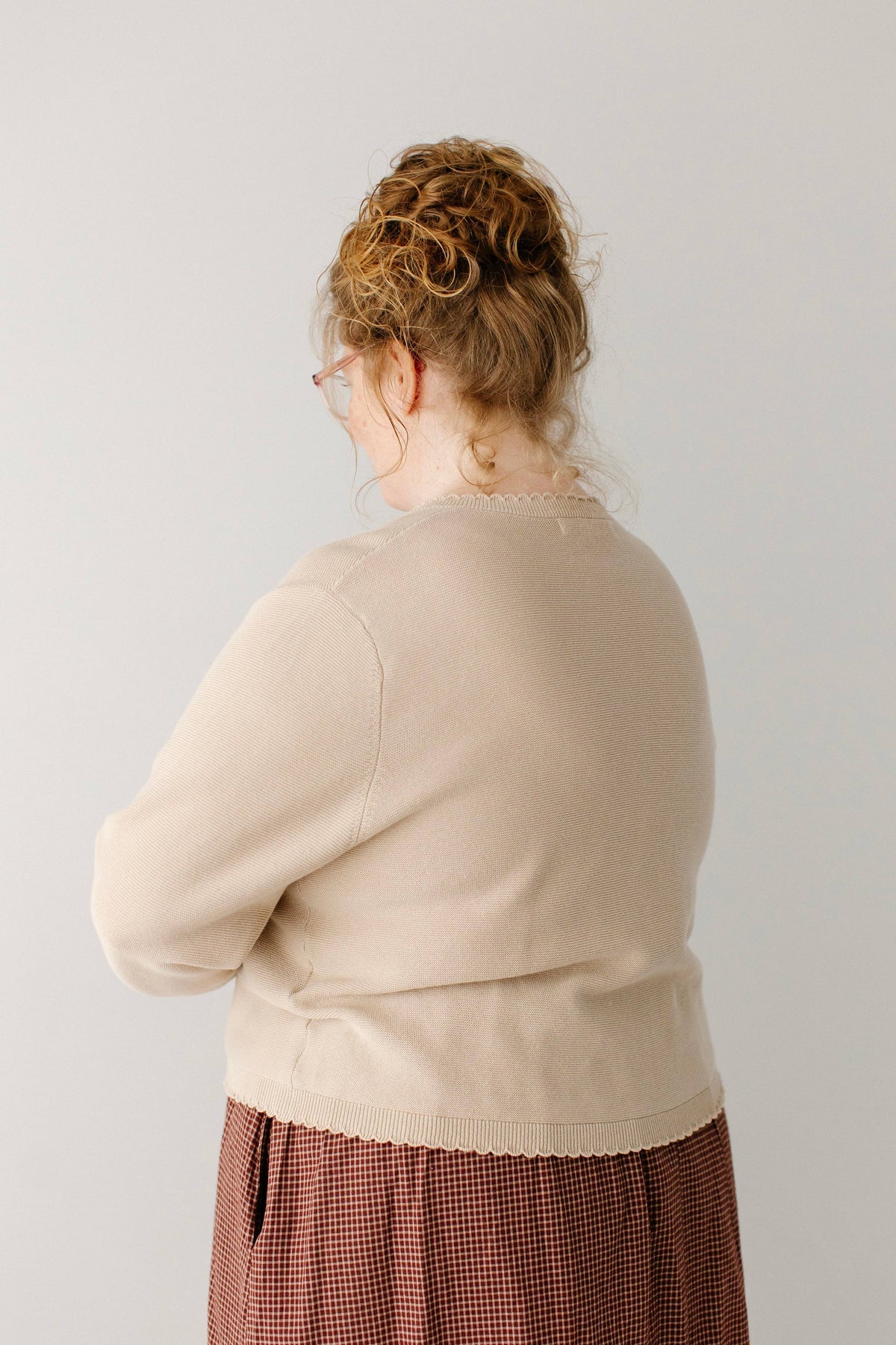 Baumwoll-Strickjacke mit Muschelsaum