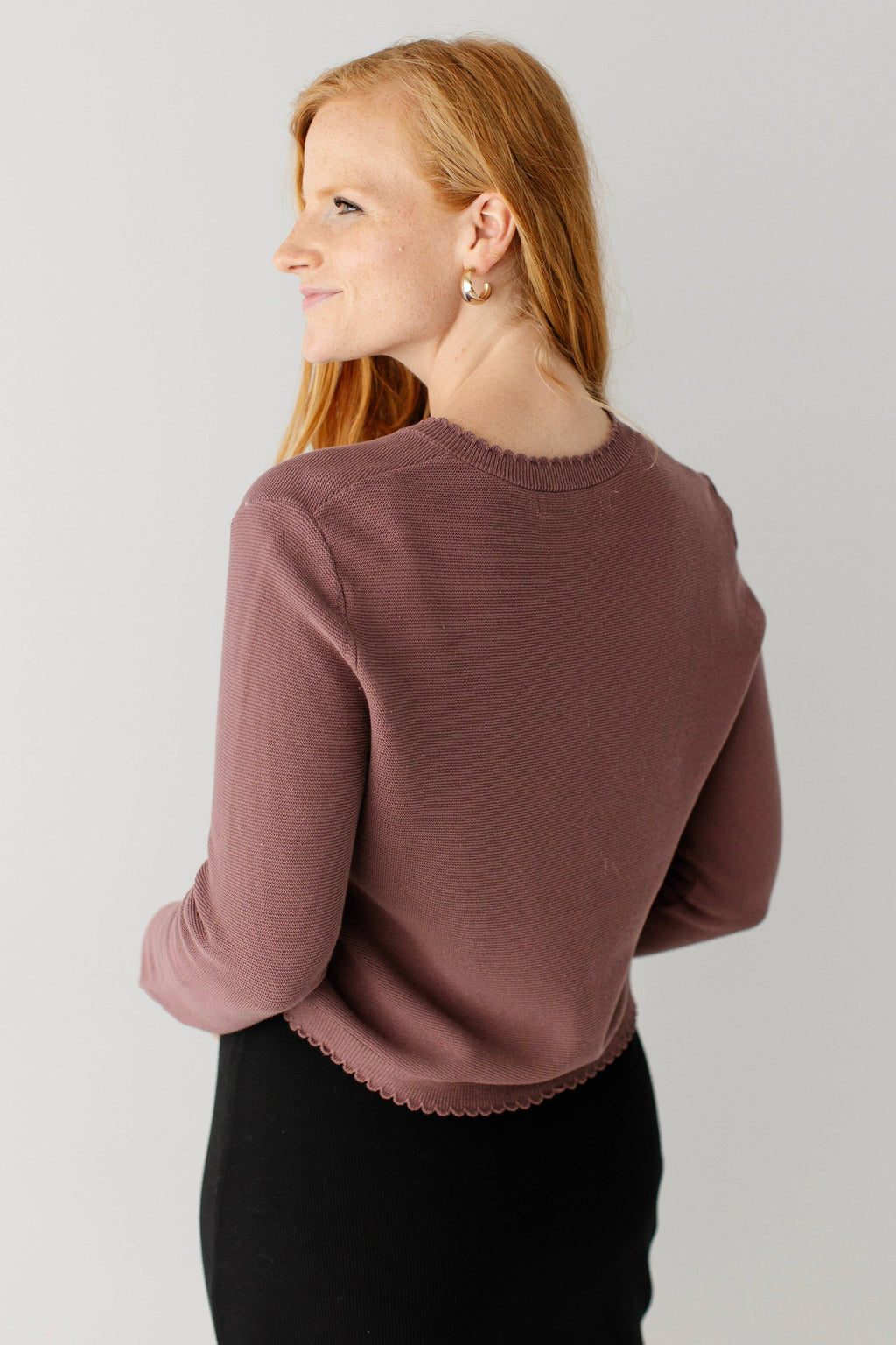 Baumwoll-Strickjacke mit Muschelsaum