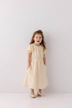 Mädchenkleid aus Baumwollgaze in Creme