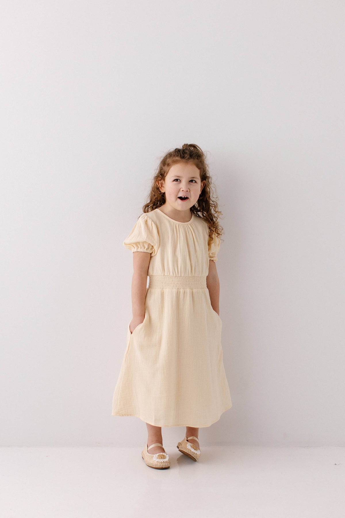 Mädchenkleid aus Baumwollgaze in Creme