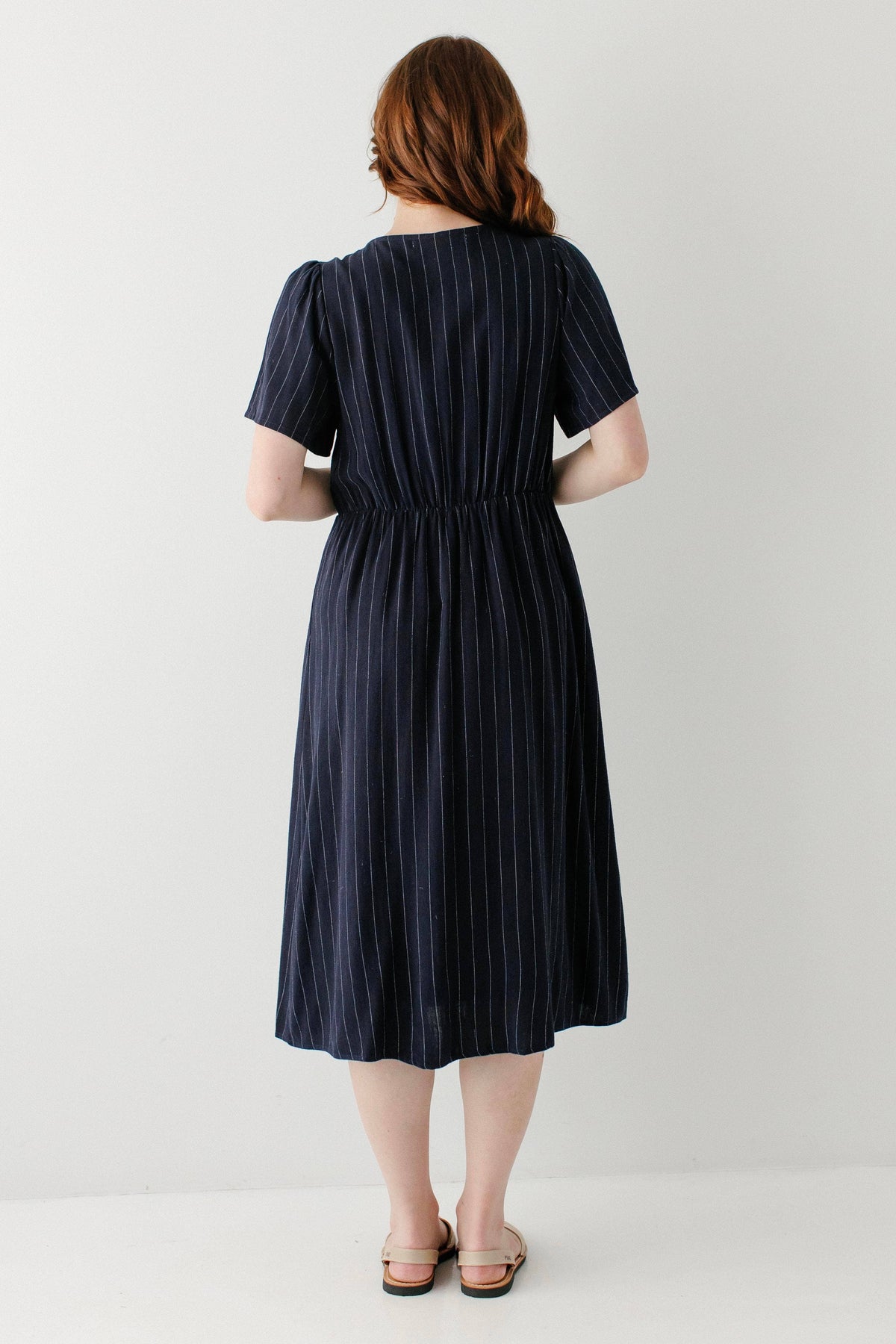Midikleid mit Knopfleiste und Nadelstreifen