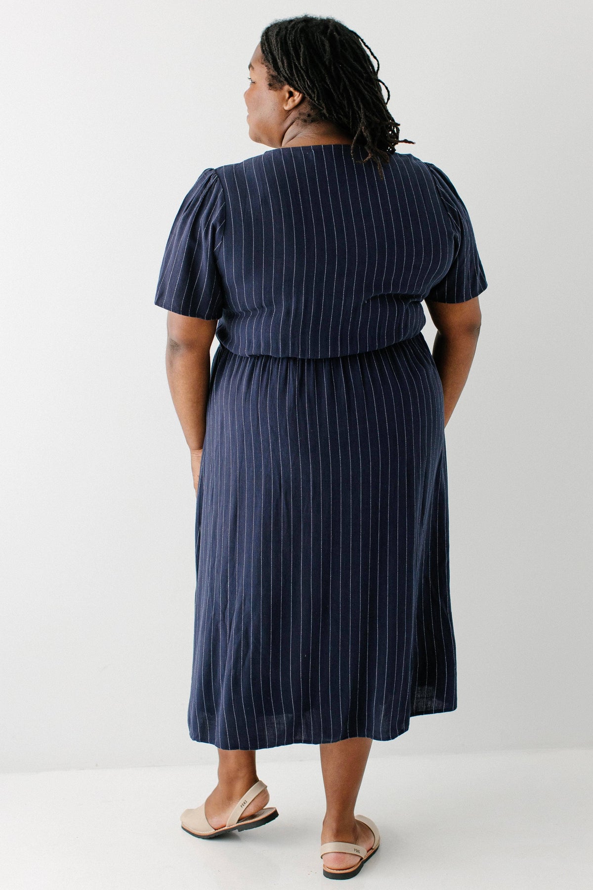 Midikleid mit Knopfleiste und Nadelstreifen
