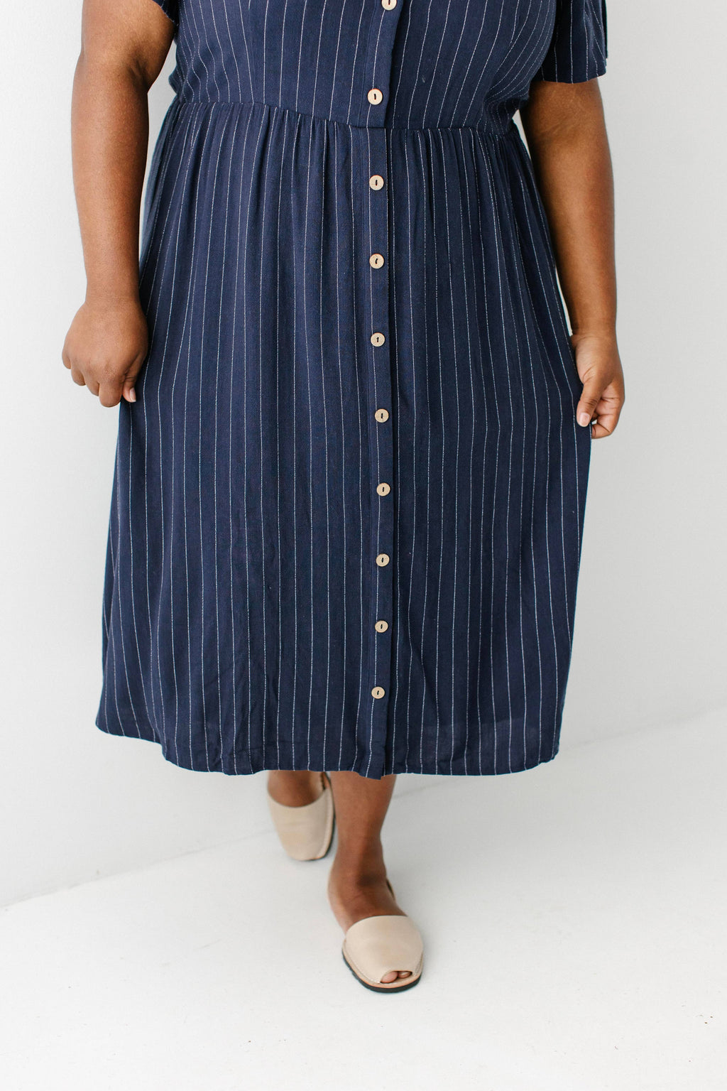 Midikleid mit Knopfleiste und Nadelstreifen