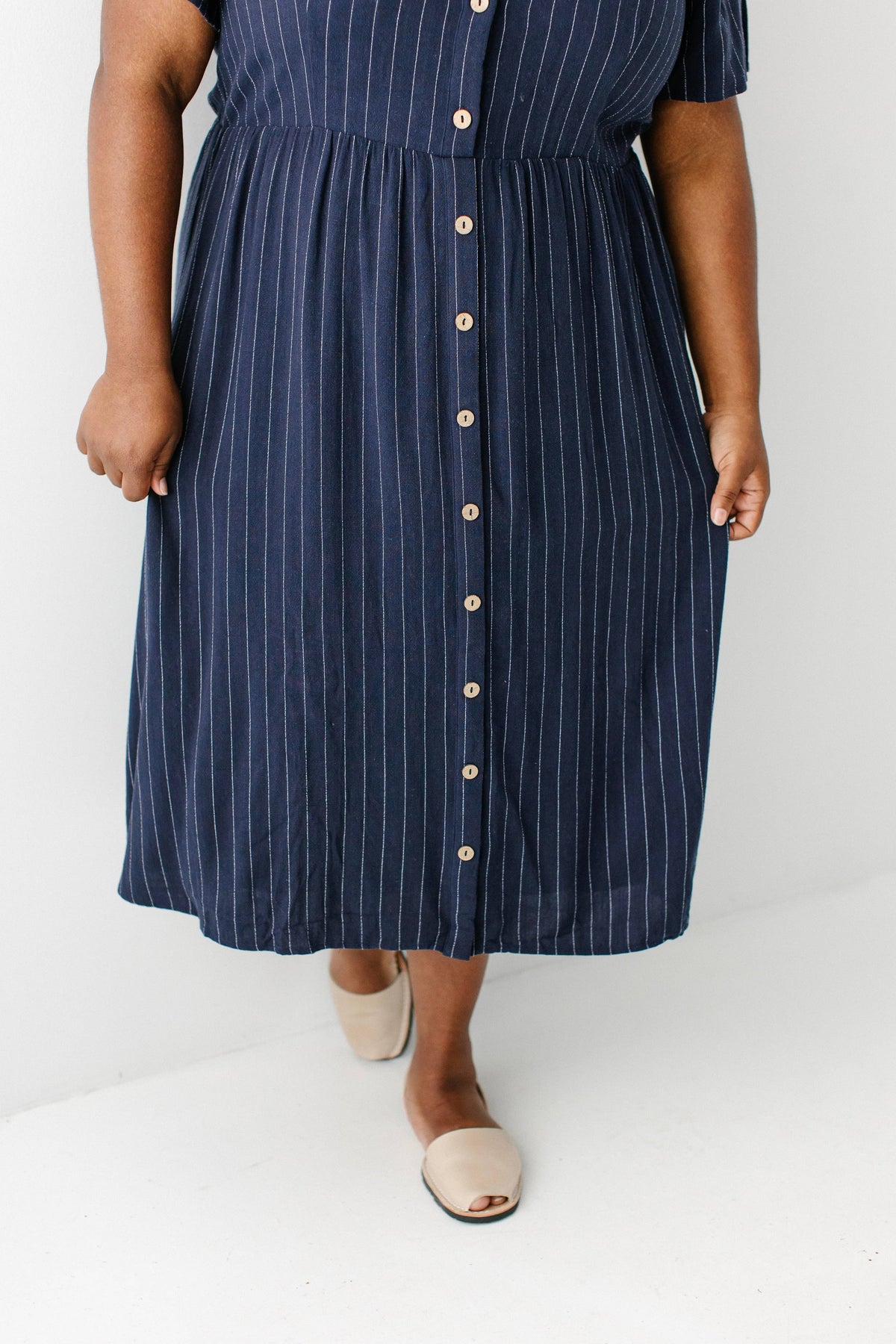 Midikleid mit Knopfleiste und Nadelstreifen
