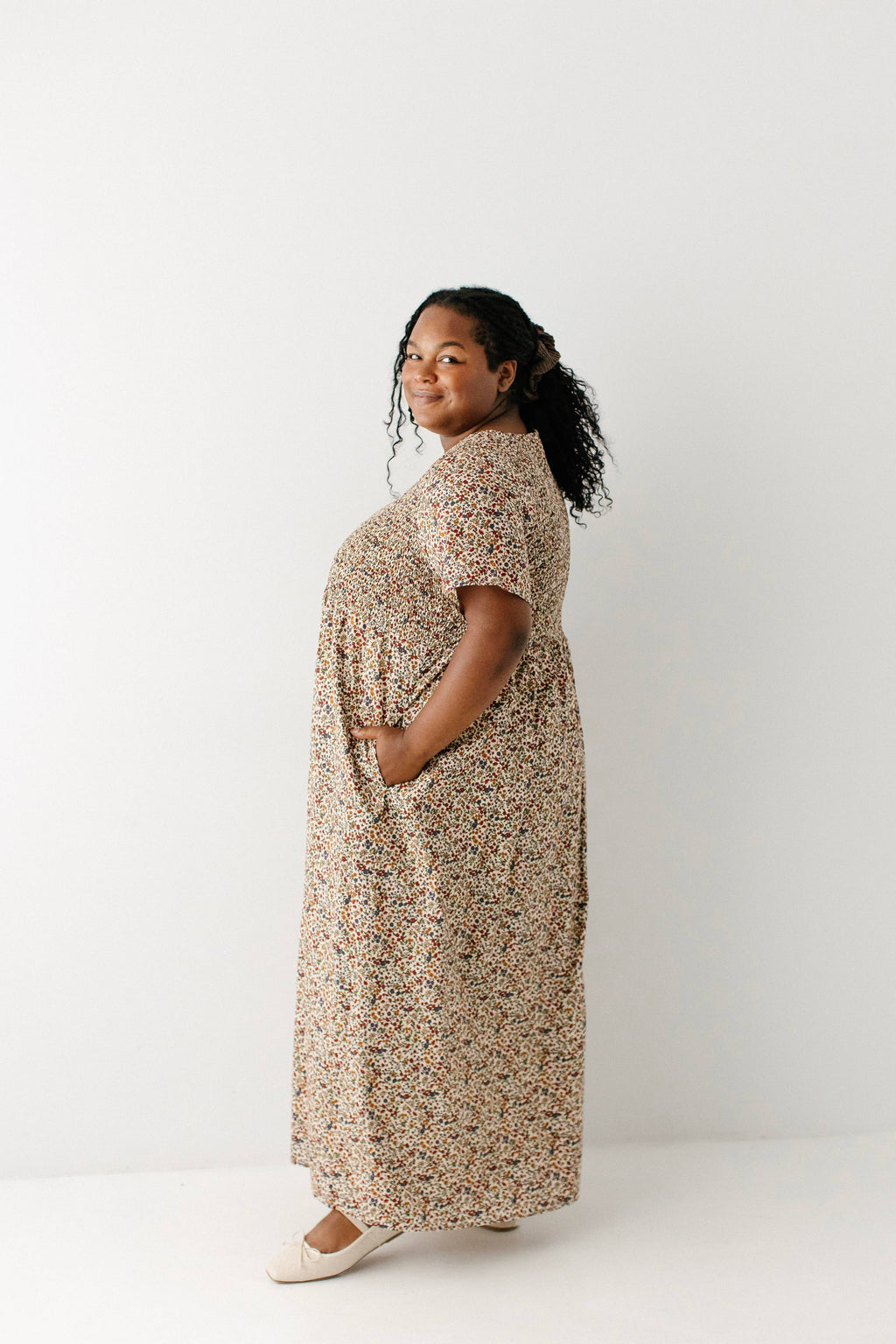 Baumwollkleid mit Smok-Oberteil, Herbstblumen