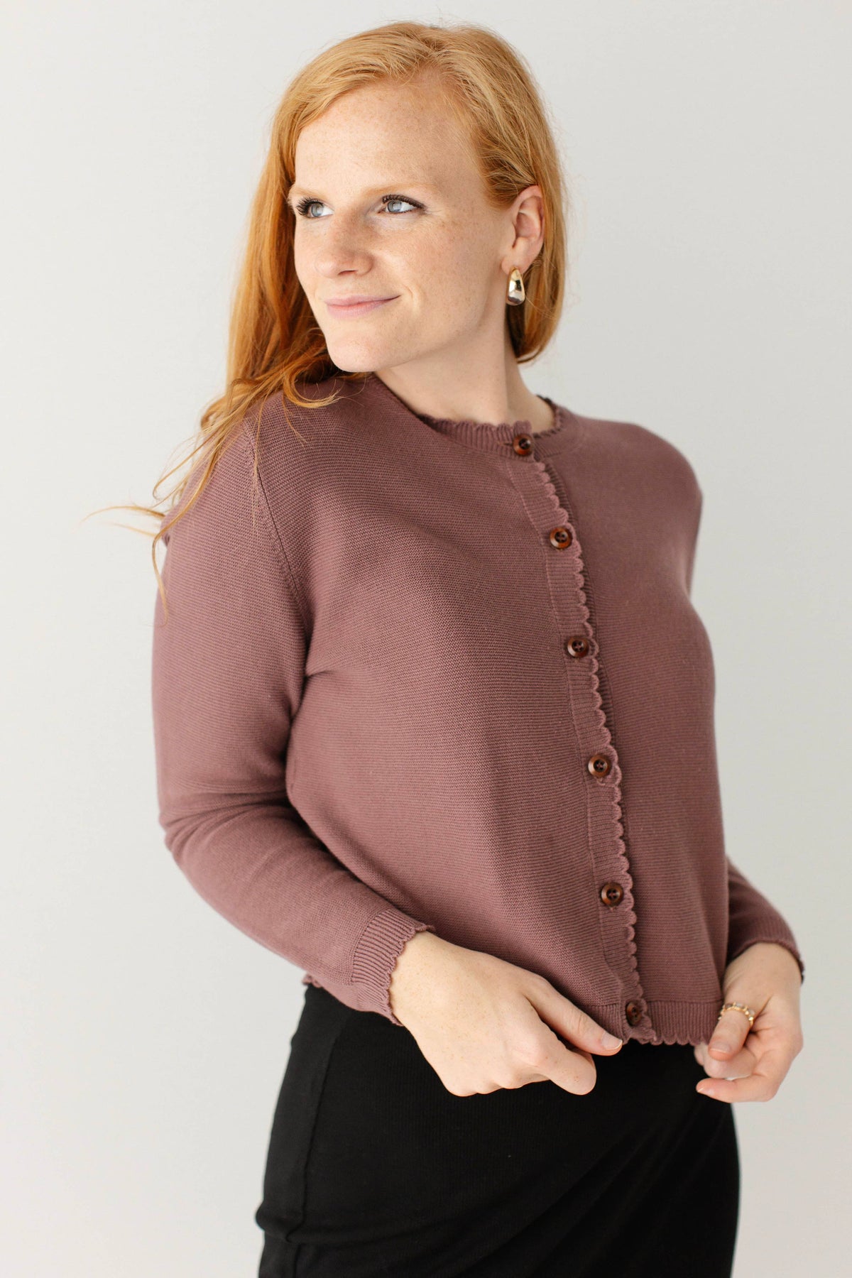 Baumwoll-Strickjacke mit Muschelsaum