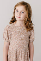 Mädchenkleid mit Smok-Rücken und Blumenmuster