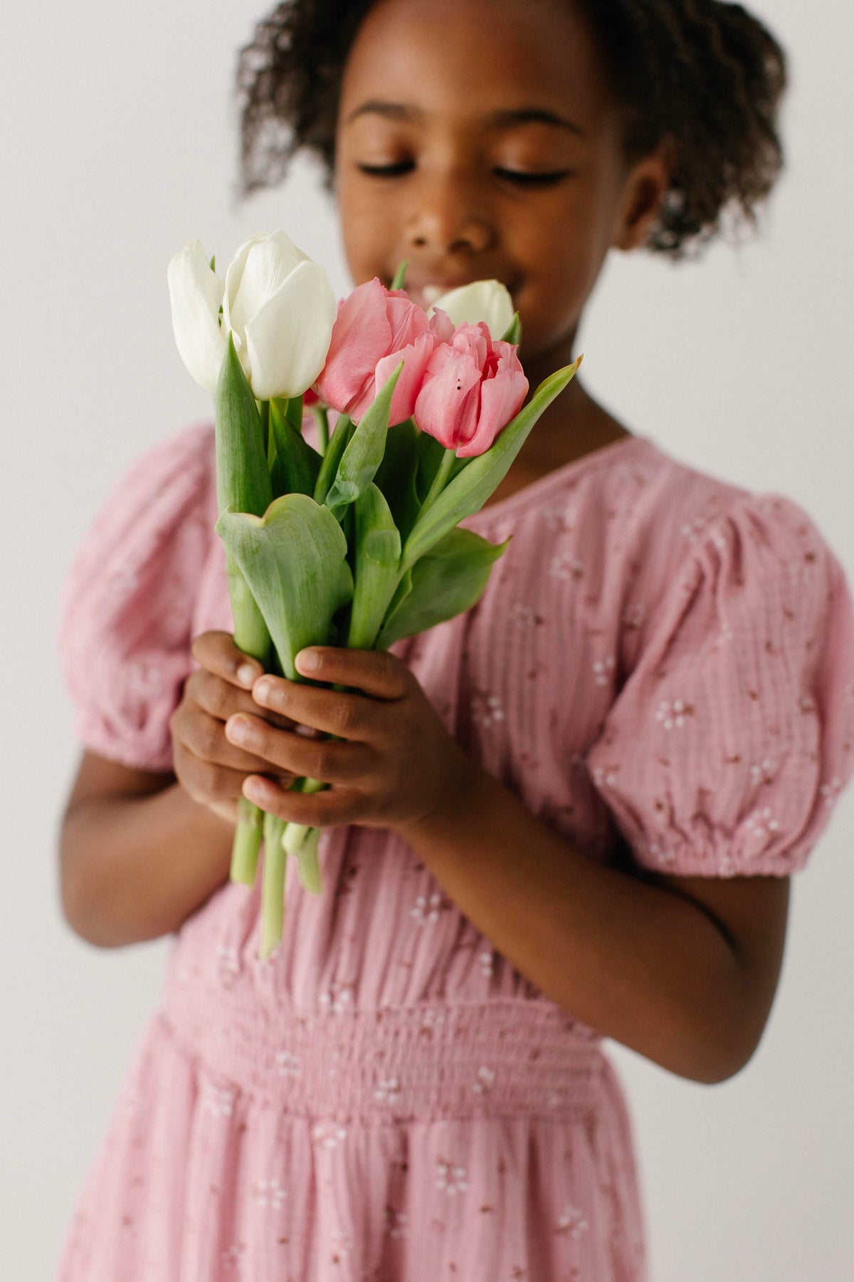 Mädchenkleid aus Musselin mit Blumenmuster