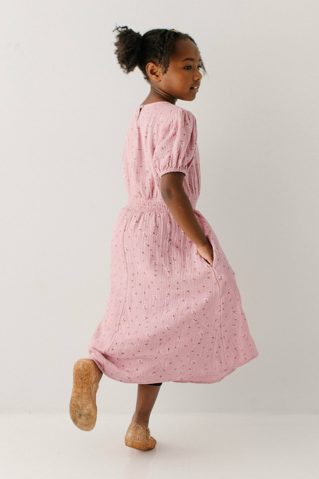 Mädchenkleid aus Musselin mit Blumenmuster