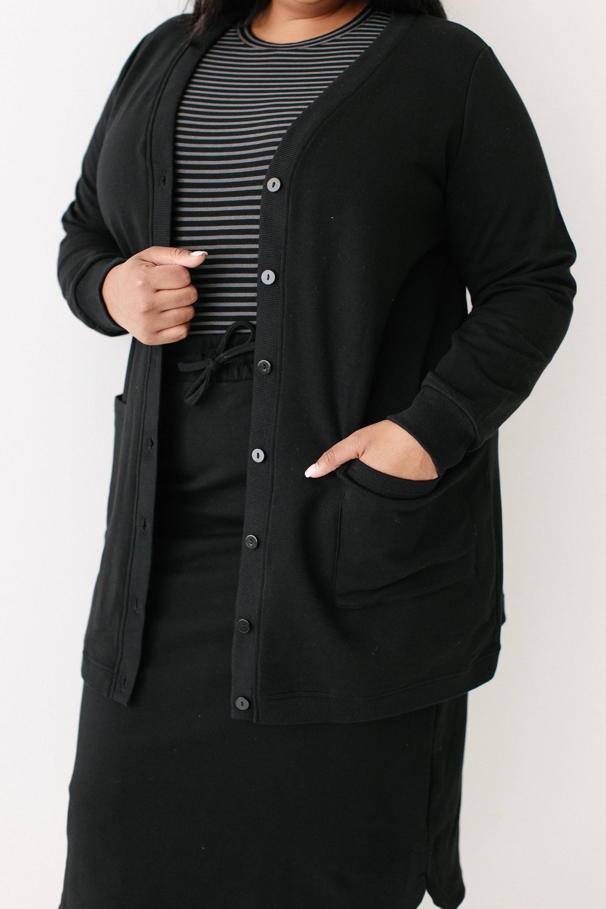 Lange Strickjacke mit Knopfleiste, Schwarz