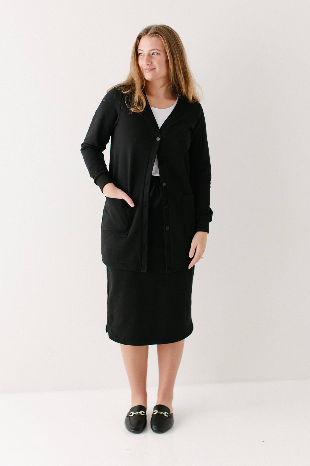 Lange Strickjacke mit Knopfleiste, Schwarz