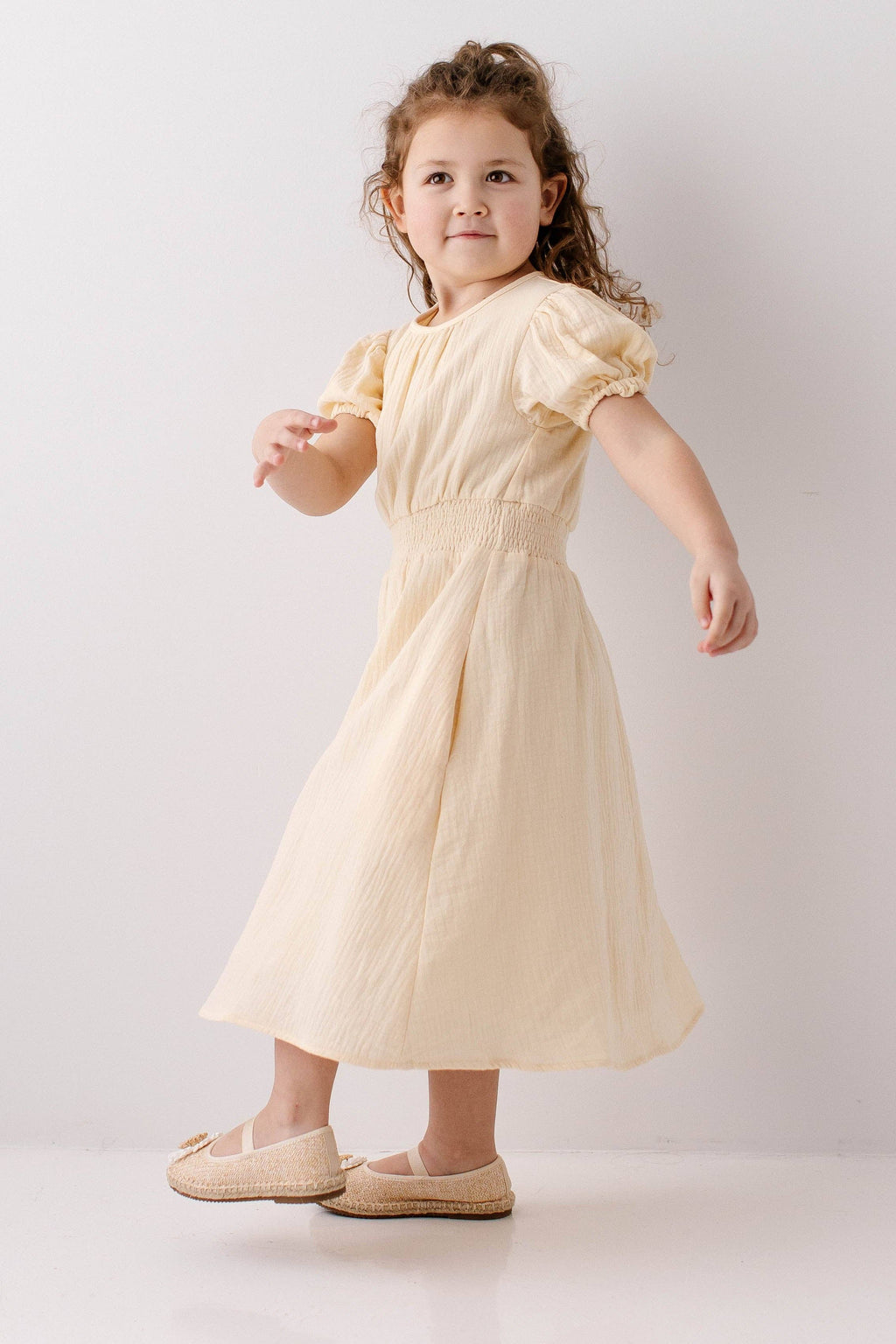 Mädchenkleid aus Baumwollgaze in Creme