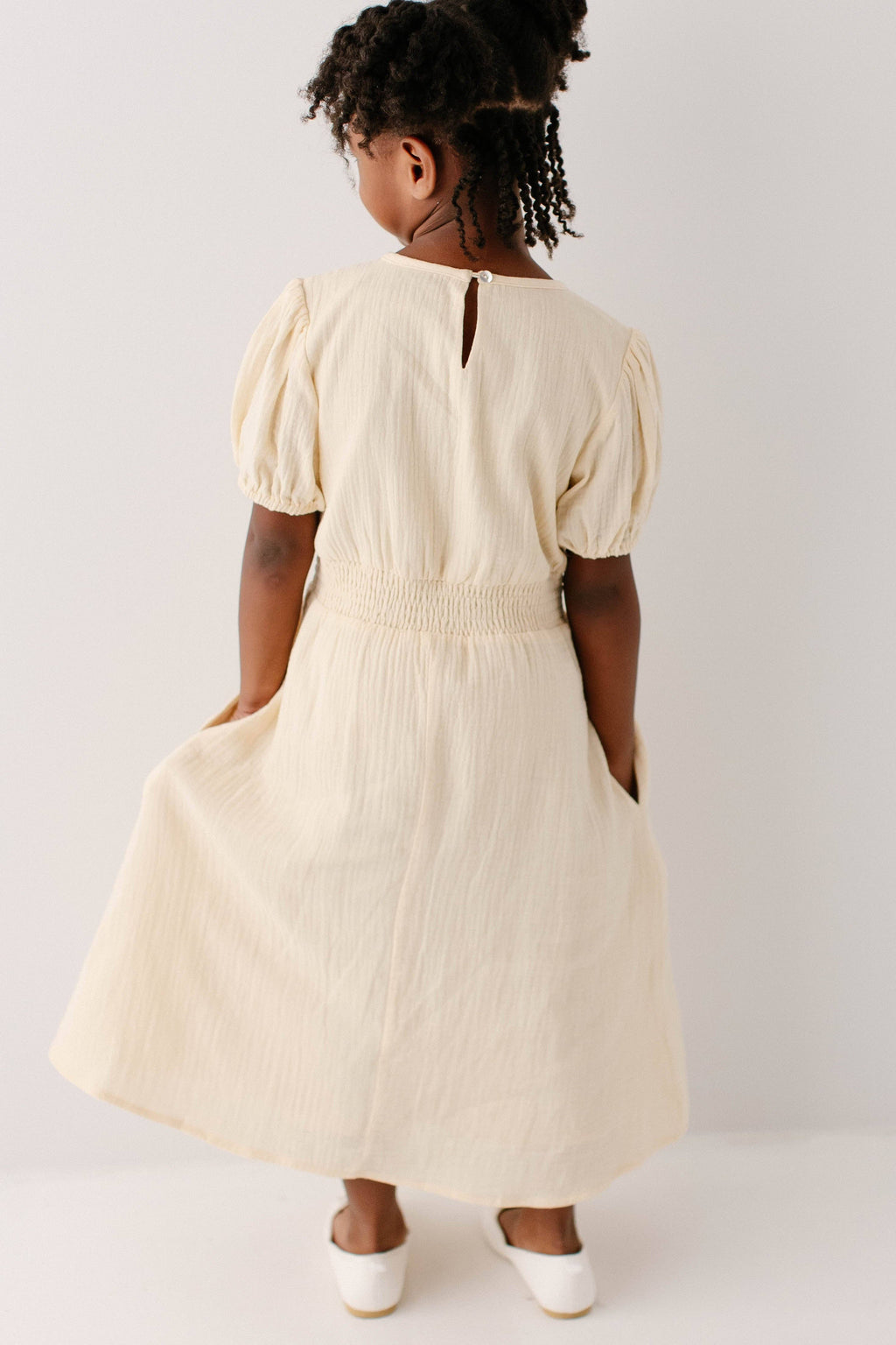 Mädchenkleid aus Baumwollgaze in Creme