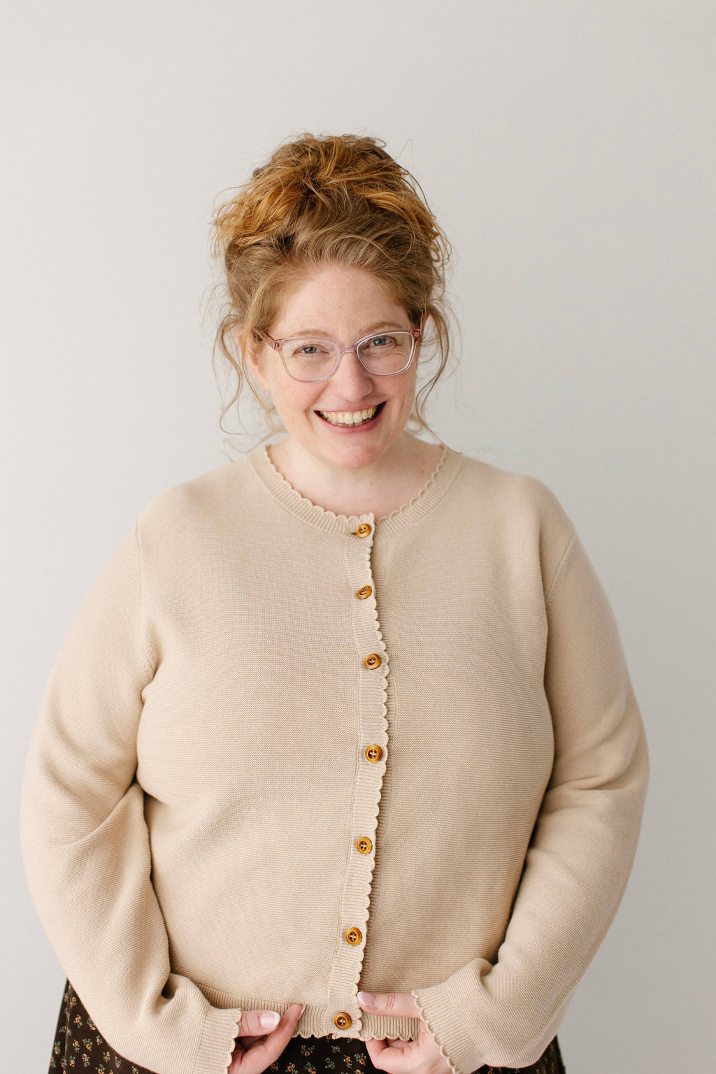 Baumwoll-Strickjacke mit Muschelsaum