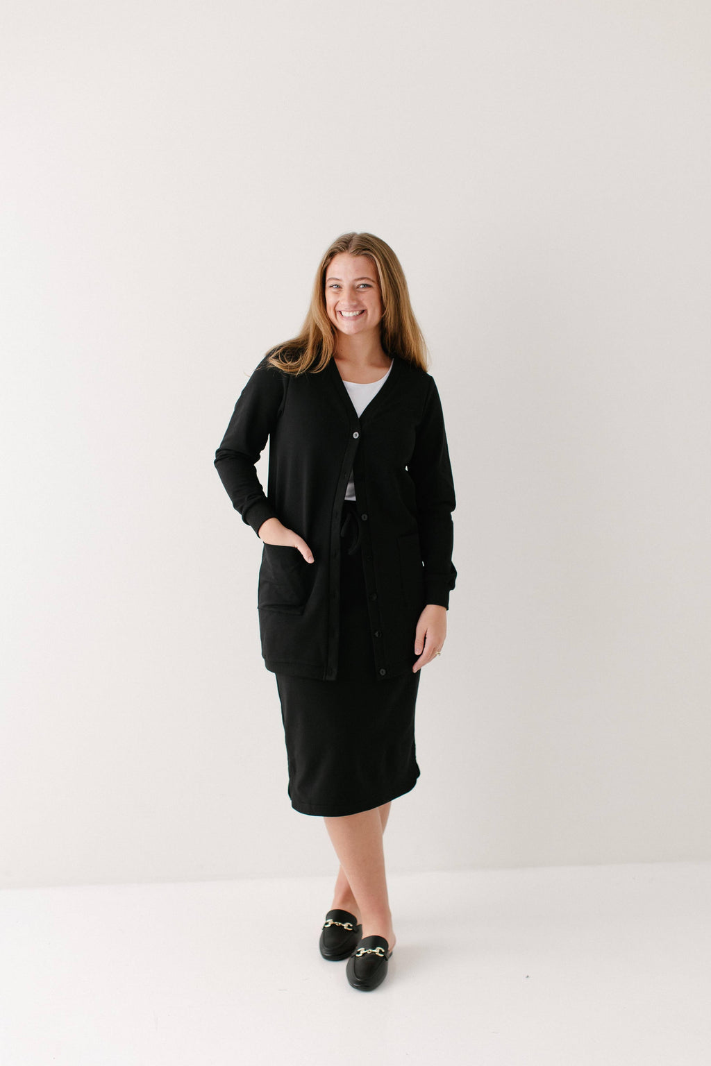 Lange Strickjacke mit Knopfleiste, Schwarz