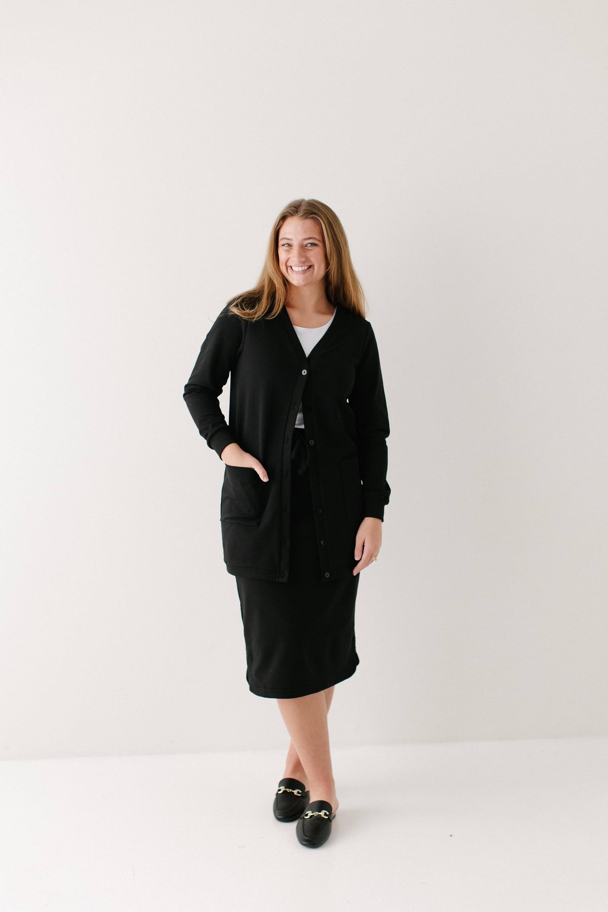 Lange Strickjacke mit Knopfleiste, Schwarz