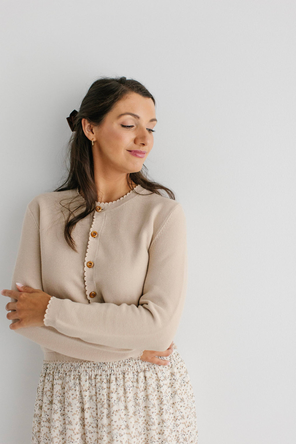 Baumwoll-Strickjacke mit Muschelsaum