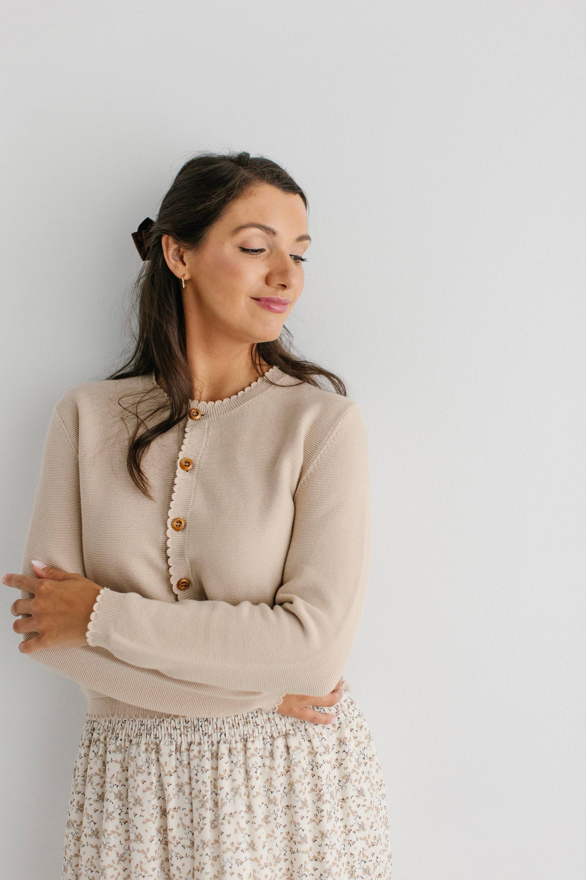 Baumwoll-Strickjacke mit Muschelsaum