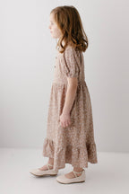 Mädchenkleid mit Smok-Rücken und Blumenmuster