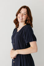 Midikleid mit Knopfleiste und Nadelstreifen