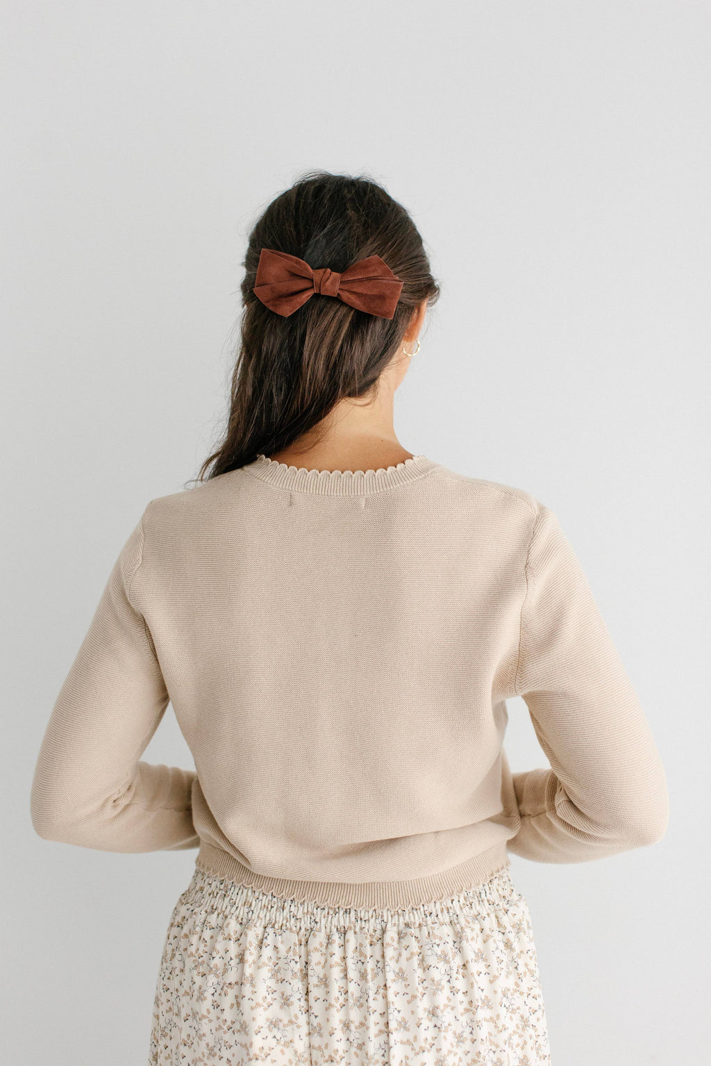 Baumwoll-Strickjacke mit Muschelsaum