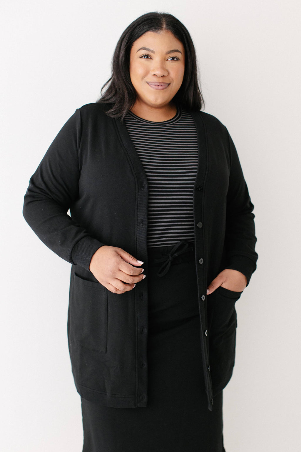 Lange Strickjacke mit Knopfleiste, Schwarz