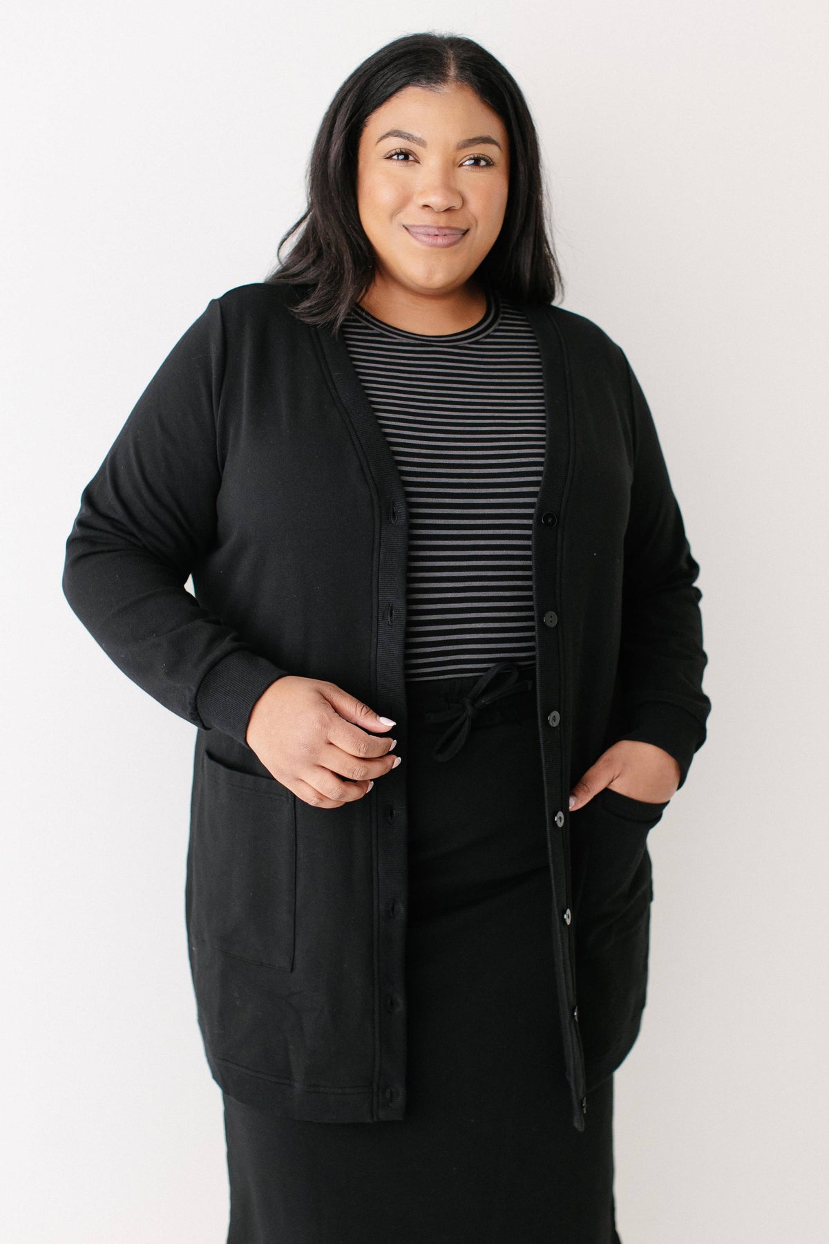 Lange Strickjacke mit Knopfleiste, Schwarz
