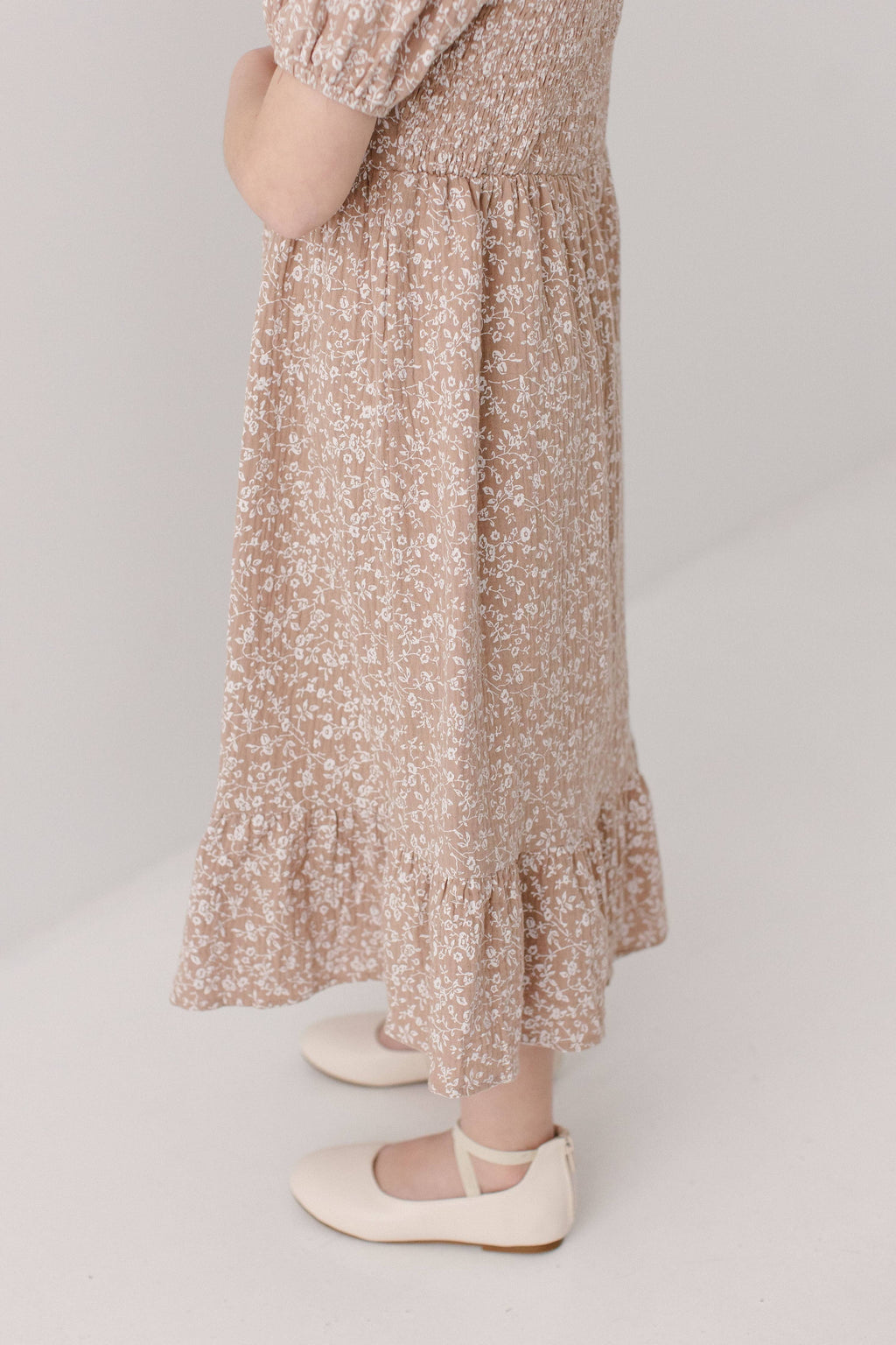 Mädchenkleid mit Smok-Rücken und Blumenmuster