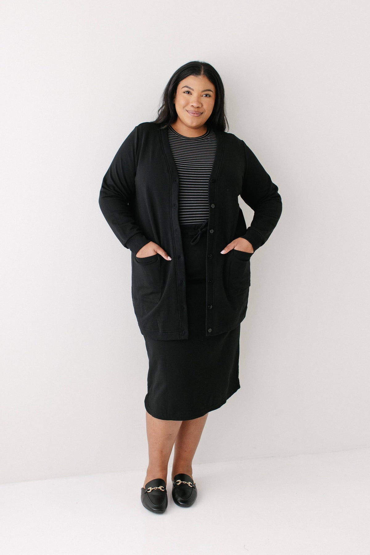 Lange Strickjacke mit Knopfleiste, Schwarz