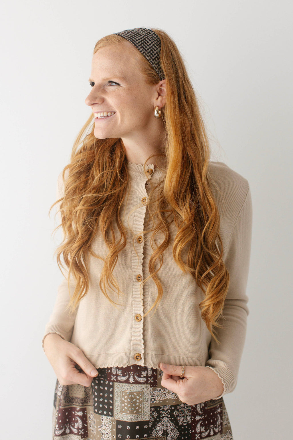 Baumwoll-Strickjacke mit Muschelsaum