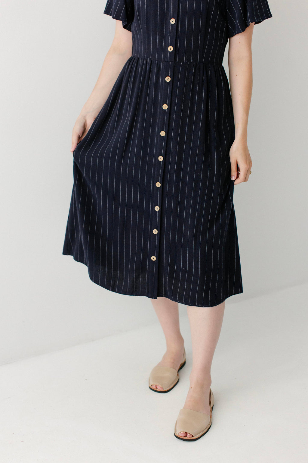Midikleid mit Knopfleiste und Nadelstreifen