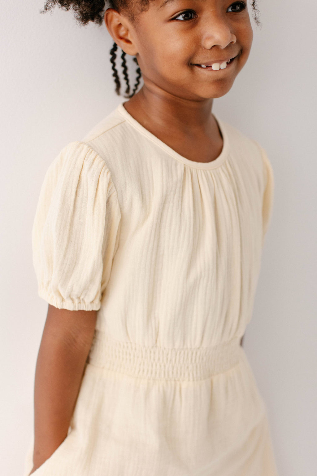 Mädchenkleid aus Baumwollgaze in Creme