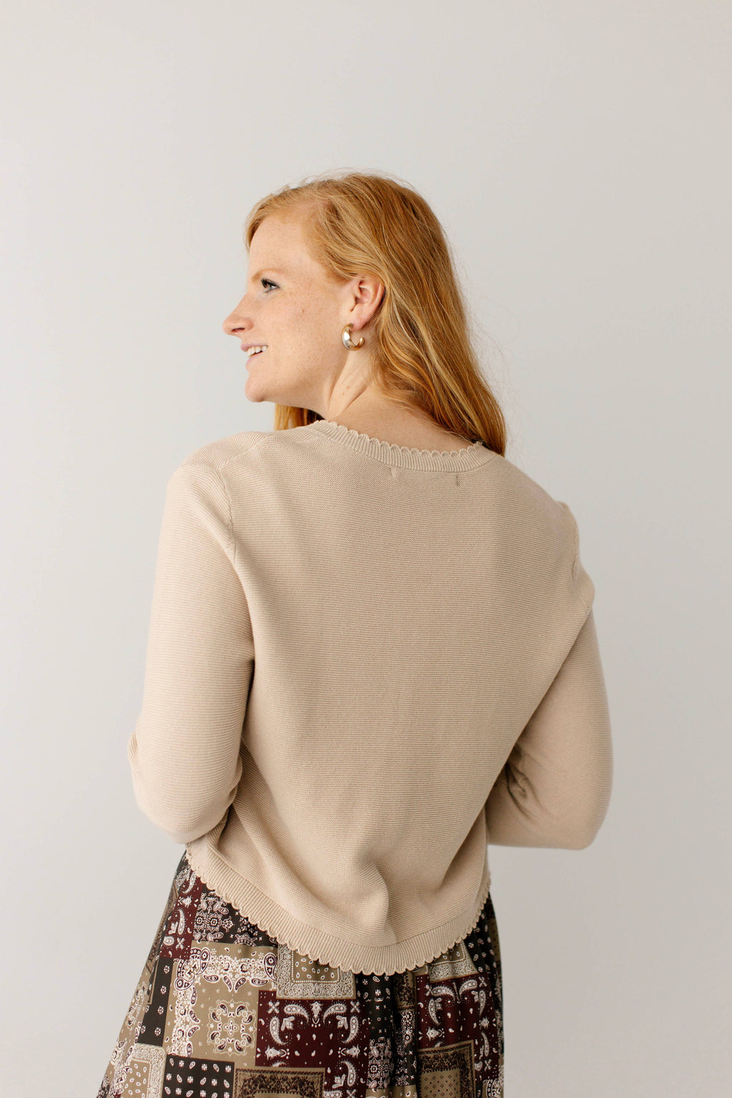 Baumwoll-Strickjacke mit Muschelsaum