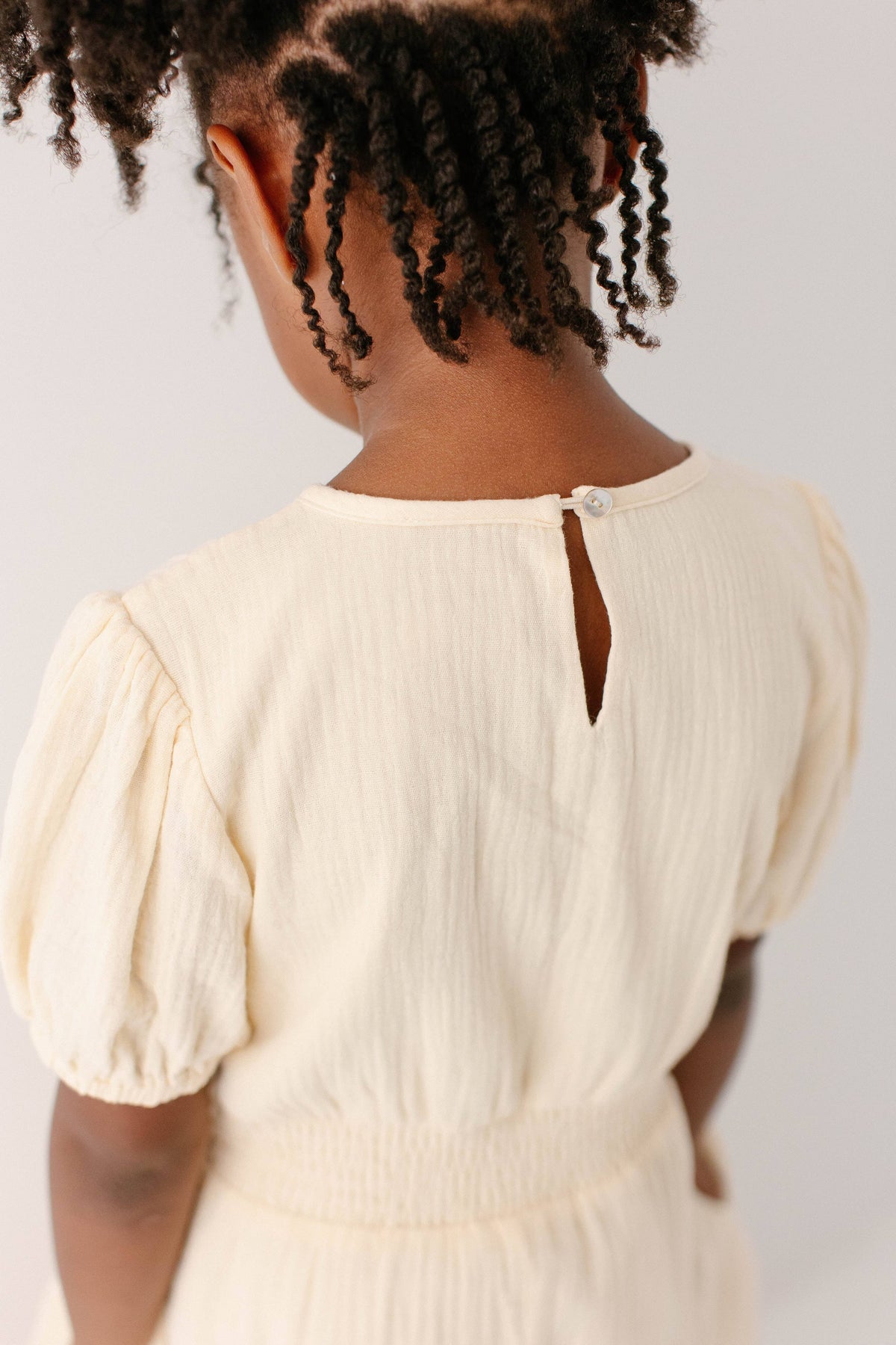 Mädchenkleid aus Baumwollgaze in Creme