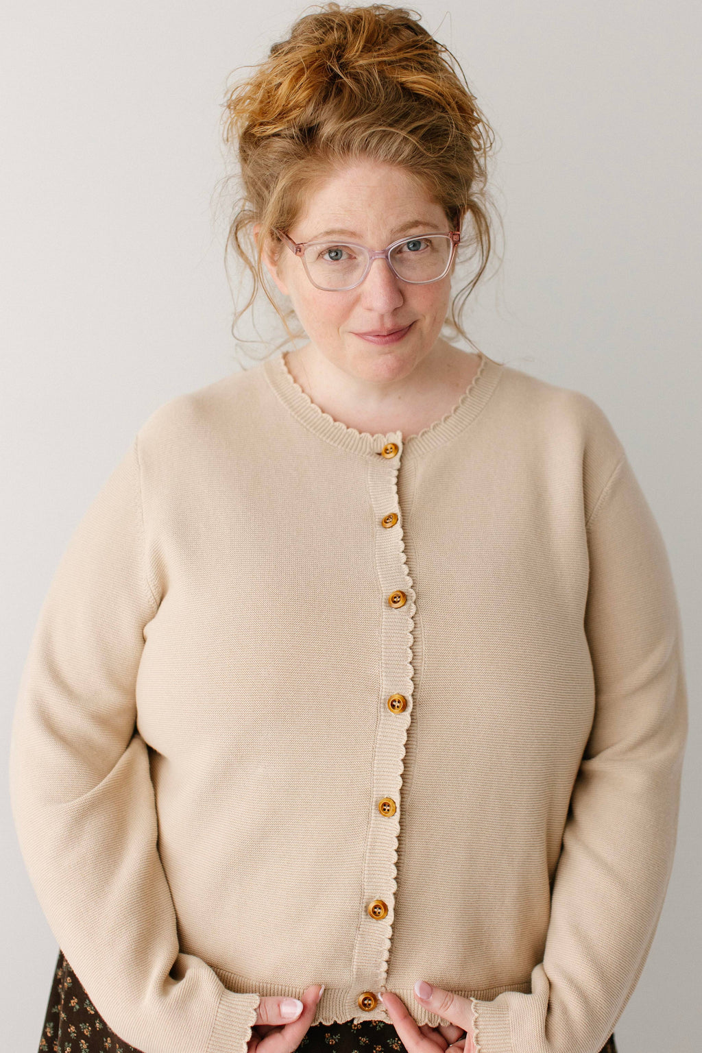 Baumwoll-Strickjacke mit Muschelsaum