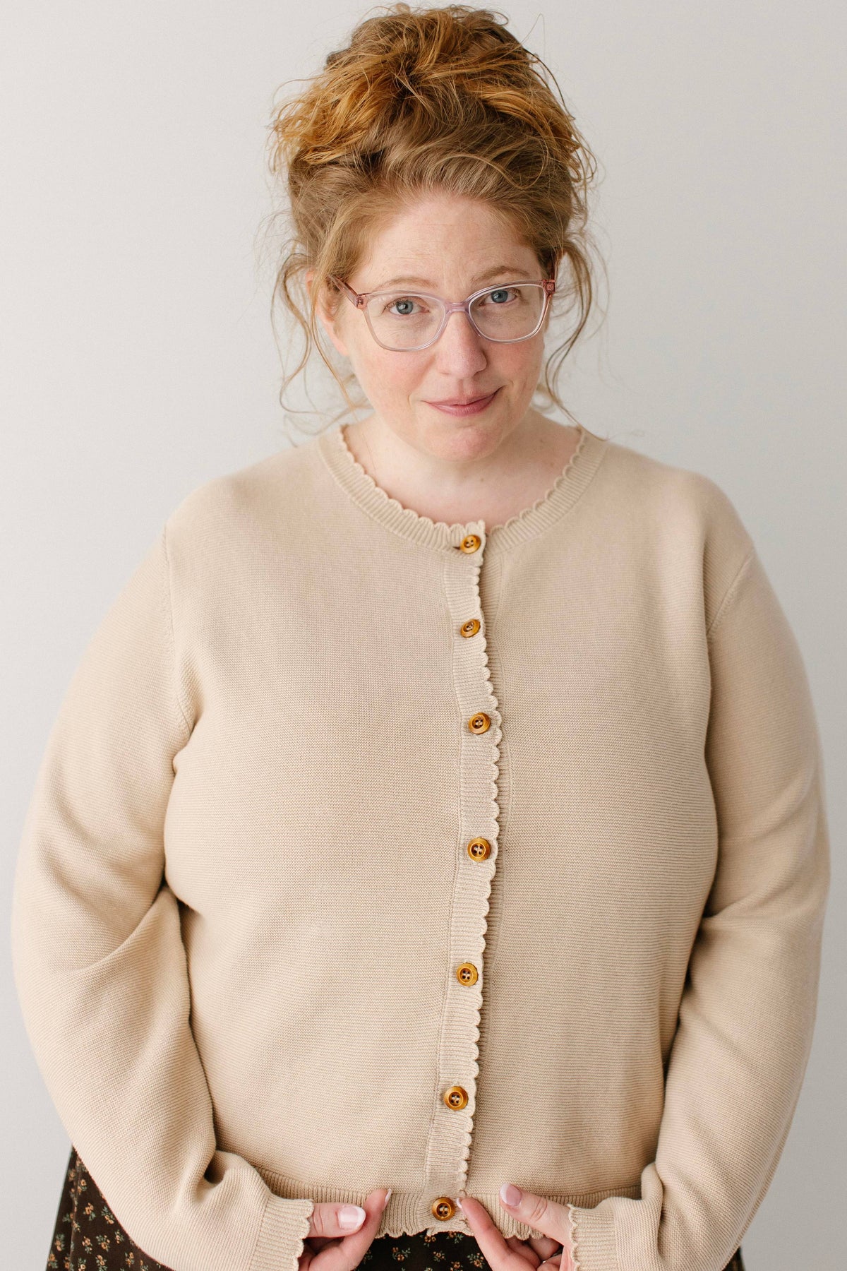 Baumwoll-Strickjacke mit Muschelsaum