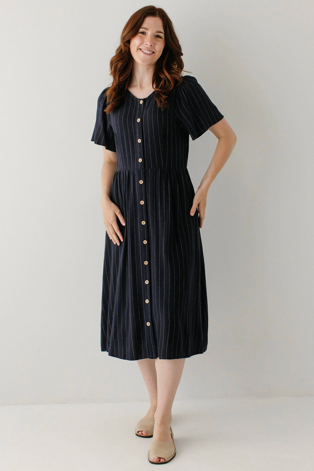 Midikleid mit Knopfleiste und Nadelstreifen