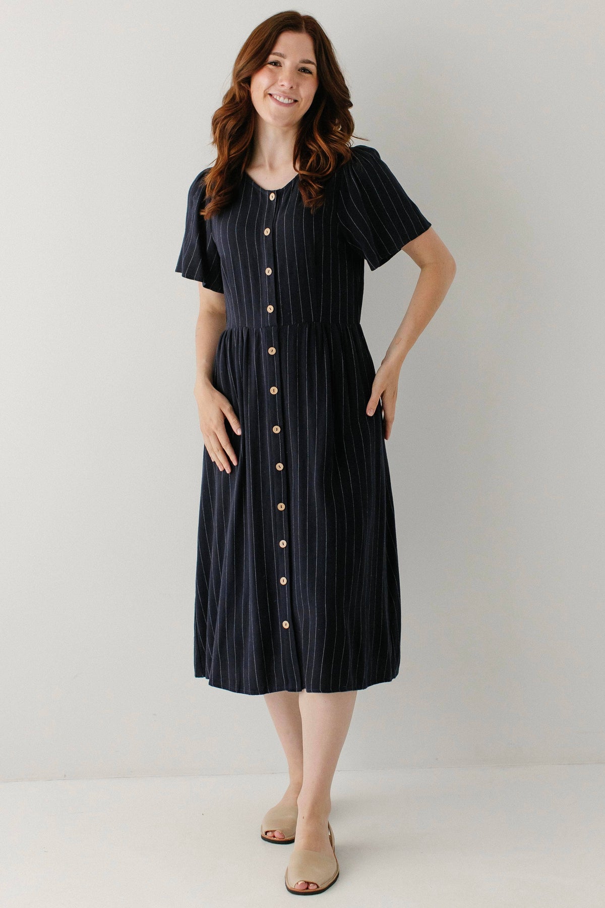 Midikleid mit Knopfleiste und Nadelstreifen